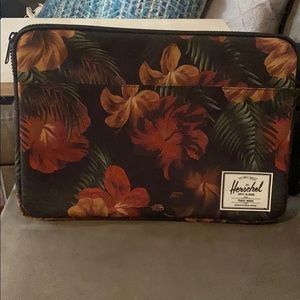 🌺NWOT Herschel Hibiscus Laptop Case🌺